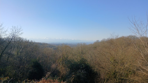 Illustration de la vue sur la chaine des pyrénées depuis le site classé des Puntous, le long de la RN 21