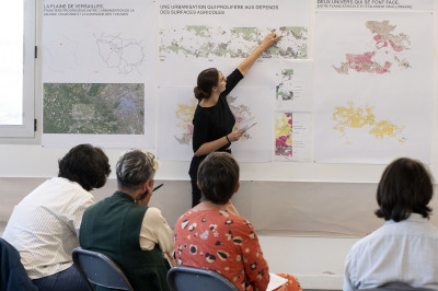 Illustration de l'article par une photographie d'étudiants en situation à l'ENSP Marseille-Versailles n'apportant pas d'information