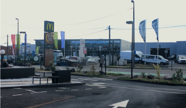 0045 – Sortie parking d’un fast-food entre Ronchin et Lesquin – 2020 © CAUE Nord  Sortie parking d’un fast-food entre Ronchin et Lesquin   
